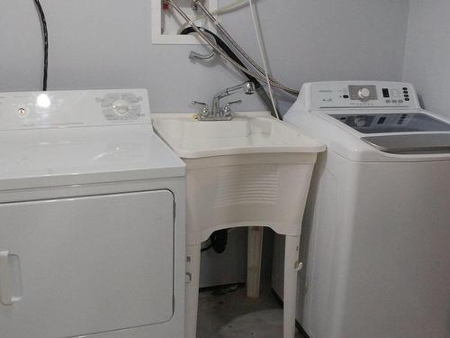 Main-352 Garden Crt, Oshawa, ON - Indoor Photo Showing Laundry Room