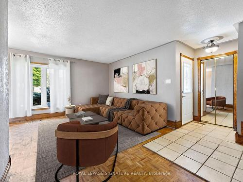 17 Shelley Lane, Barrie, ON - Indoor Photo Showing Living Room