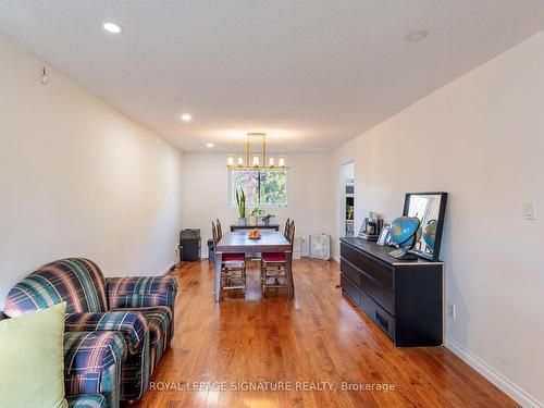 Main-1737 Branchwood Park, Mississauga, ON - Indoor Photo Showing Living Room