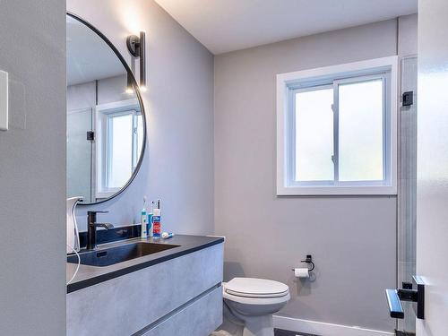 Main-1737 Branchwood Park, Mississauga, ON - Indoor Photo Showing Bathroom