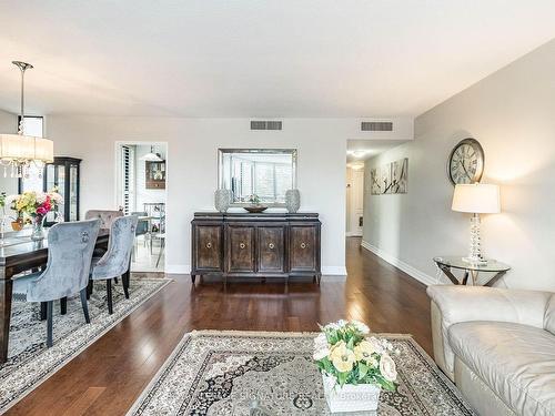 316-1333 Bloor St, Mississauga, ON - Indoor Photo Showing Living Room