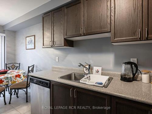 141 Clark St, Shelburne, ON - Indoor Photo Showing Kitchen With Double Sink