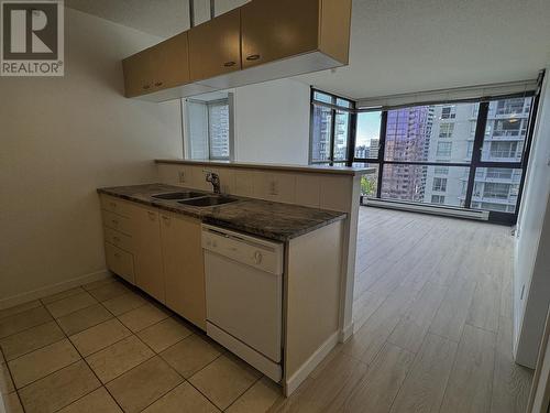 1601 1367 Alberni Street, Vancouver, BC - Indoor Photo Showing Kitchen With Double Sink