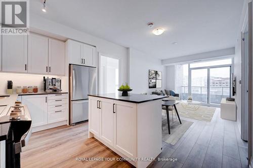 704 - 10 Gatineau Drive, Vaughan, ON - Indoor Photo Showing Kitchen