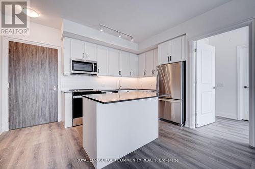 704 - 10 Gatineau Drive, Vaughan, ON - Indoor Photo Showing Kitchen