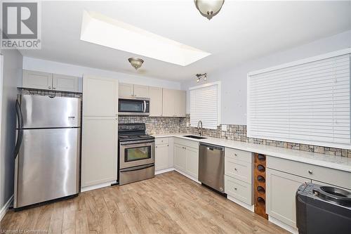 3281 Addison Avenue, Niagara Falls, ON - Indoor Photo Showing Kitchen