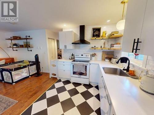 9259 Gela Road, Powell River, BC - Indoor Photo Showing Kitchen