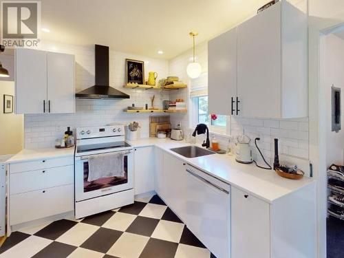 9259 Gela Road, Powell River, BC - Indoor Photo Showing Kitchen