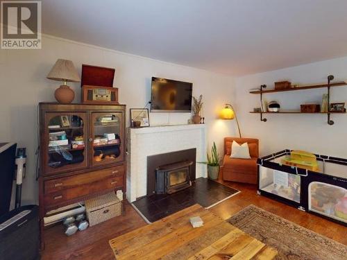 9259 Gela Road, Powell River, BC - Indoor Photo Showing Living Room With Fireplace