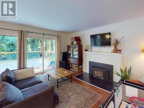 9259 Gela Road, Powell River, BC - Indoor Photo Showing Living Room With Fireplace