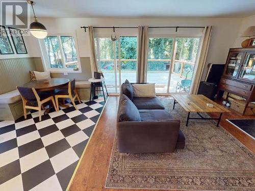 9259 Gela Road, Powell River, BC - Indoor Photo Showing Living Room