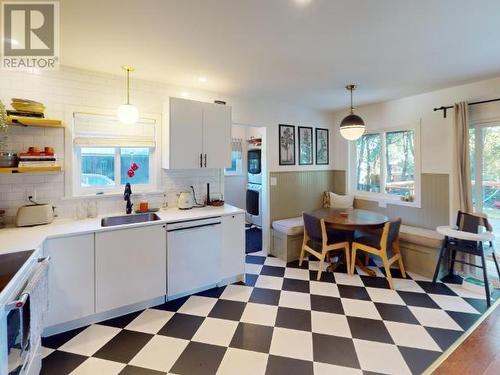 9259 Gela Road, Powell River, BC - Indoor Photo Showing Kitchen