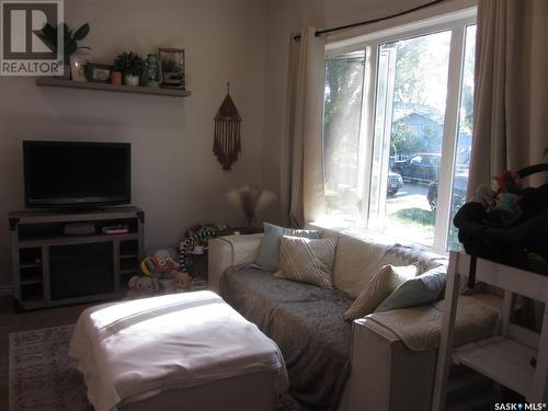 528 J Avenue N, Saskatoon, SK - Indoor Photo Showing Living Room