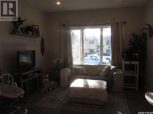 528 J Avenue N, Saskatoon, SK - Indoor Photo Showing Living Room