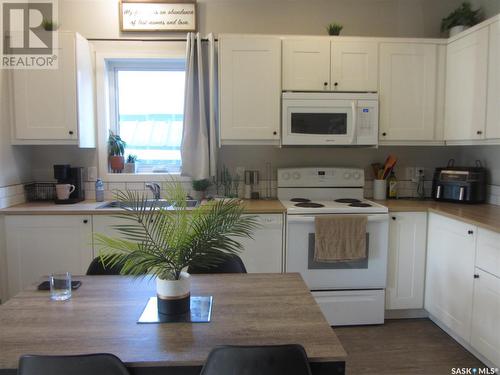 528 J Avenue N, Saskatoon, SK - Indoor Photo Showing Kitchen