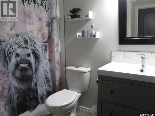 528 J Avenue N, Saskatoon, SK - Indoor Photo Showing Bathroom