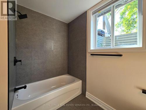 B - 76 Guelph Street, Halton Hills, ON - Indoor Photo Showing Bathroom