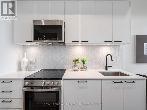 713 - 1808 St. Clair Avenue W, Toronto (Weston-Pellam Park), ON - Indoor Photo Showing Kitchen With Upgraded Kitchen