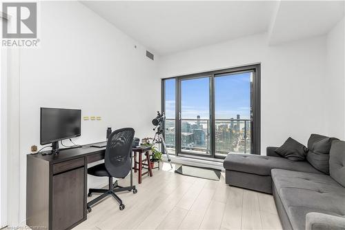 159 Dundas Street E Unit# 4103, Toronto, ON - Indoor Photo Showing Living Room