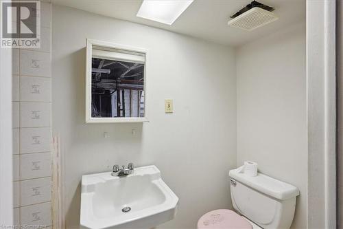 76 Spadina Avenue, Hamilton, ON - Indoor Photo Showing Bathroom