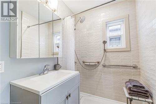 185 Simcoe Street E, Hamilton, ON - Indoor Photo Showing Bathroom