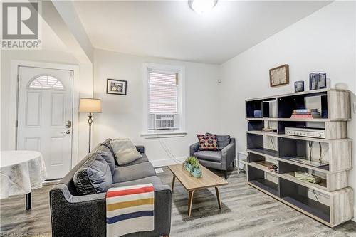 185 Simcoe Street E, Hamilton, ON - Indoor Photo Showing Living Room