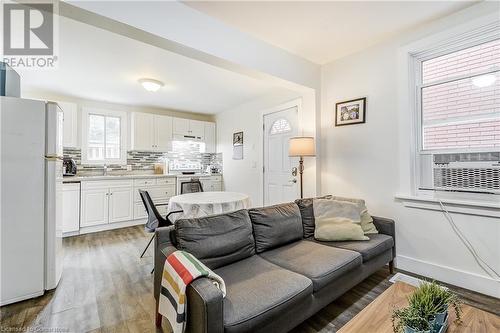 185 Simcoe Street E, Hamilton, ON - Indoor Photo Showing Living Room