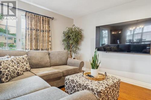 501 Upper Paradise Road, Hamilton, ON - Indoor Photo Showing Living Room