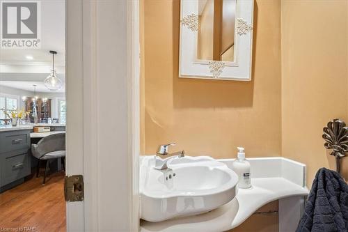 501 Upper Paradise Road, Hamilton, ON - Indoor Photo Showing Bathroom