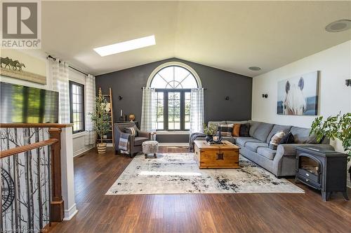 11635 Burnaby Road, Wainfleet, ON - Indoor Photo Showing Living Room