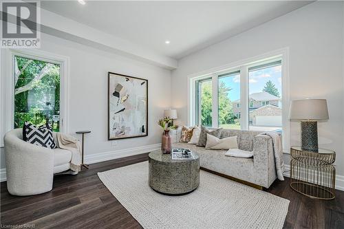 2423 Raymore Drive, Burlington, ON - Indoor Photo Showing Living Room