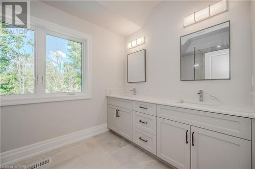 2423 Raymore Drive, Burlington, ON - Indoor Photo Showing Bathroom