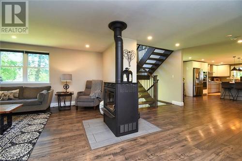 1620 Regional Rd 9 Road, Caledonia, ON - Indoor Photo Showing Living Room