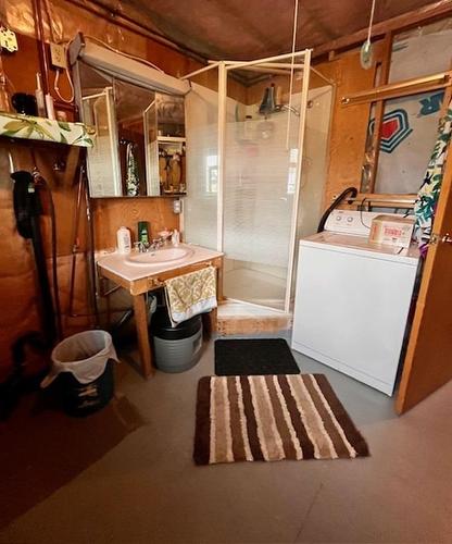 234 Eagle Nest Road, Nakina, ON - Indoor Photo Showing Laundry Room