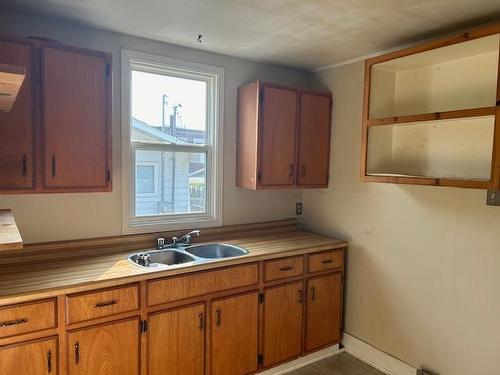 1208 Francis Street W, Thunder Bay, ON - Indoor Photo Showing Kitchen With Double Sink