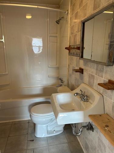 1208 Francis Street W, Thunder Bay, ON - Indoor Photo Showing Bathroom