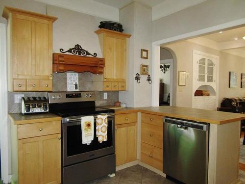 6060 Hwy 11/71, Emo, ON - Indoor Photo Showing Kitchen