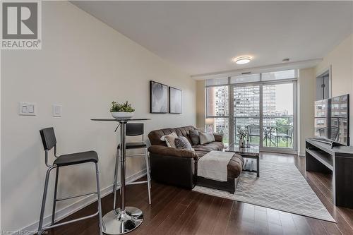 551 Maple Avenue Unit# 814, Burlington, ON - Indoor Photo Showing Living Room