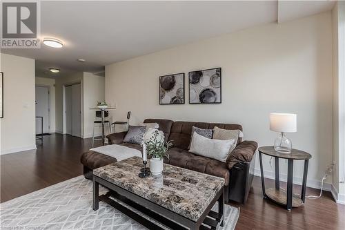 551 Maple Avenue Unit# 814, Burlington, ON - Indoor Photo Showing Living Room