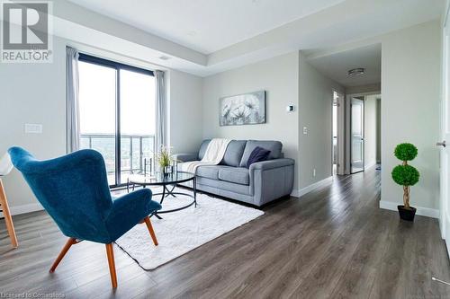 15 Queen Street S Unit# 2302, Hamilton, ON - Indoor Photo Showing Living Room