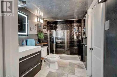 33 Leslie Drive, Stoney Creek, ON - Indoor Photo Showing Bathroom