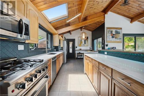 33 Leslie Drive, Stoney Creek, ON - Indoor Photo Showing Kitchen With Upgraded Kitchen