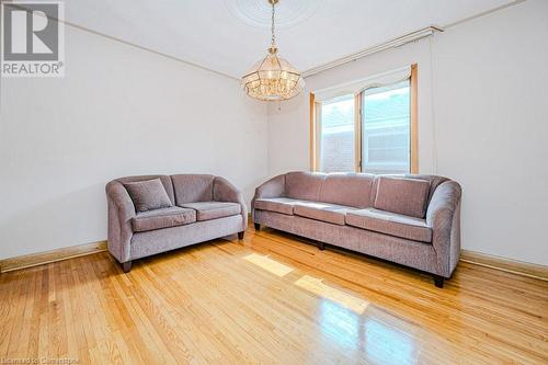 967 Mohawk Road E, Hamilton, ON - Indoor Photo Showing Living Room