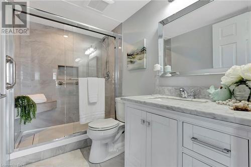 8 Village Green Unit# 611, Stoney Creek, ON - Indoor Photo Showing Bathroom