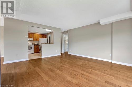 8 Village Green Unit# 611, Stoney Creek, ON - Indoor Photo Showing Kitchen