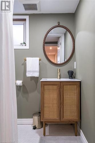 136 East 35Th Street, Hamilton, ON - Indoor Photo Showing Bathroom