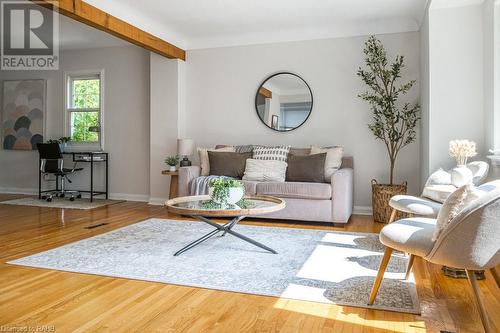 136 East 35Th Street, Hamilton, ON - Indoor Photo Showing Living Room