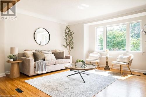 136 East 35Th Street, Hamilton, ON - Indoor Photo Showing Living Room