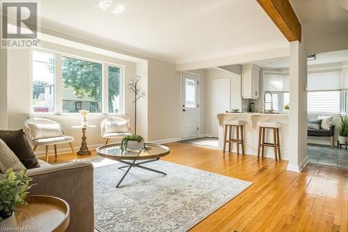 136 East 35Th Street, Hamilton, ON - Indoor Photo Showing Living Room