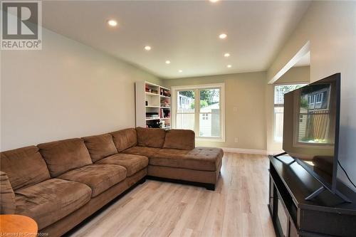 153 Limeridge Road W Unit# 8, Hamilton, ON - Indoor Photo Showing Living Room